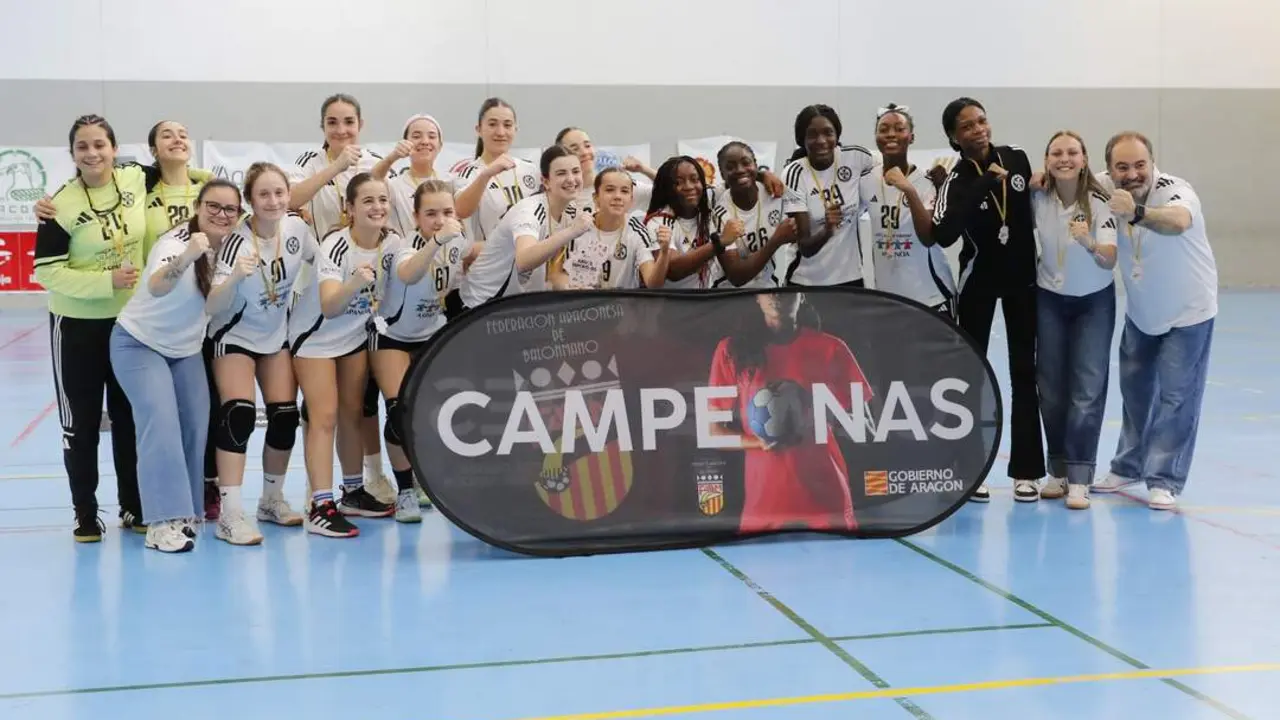 20260419 Balonmano Dominicos gana las tres finales del Campeonato de Arag&oacute;n escolar a las que aspiraba