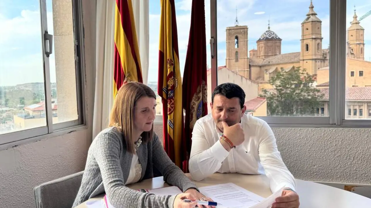 20260422 Alca&ntilde;iz MA Estevan y Anabel Fdez, concejal Hacienda 
