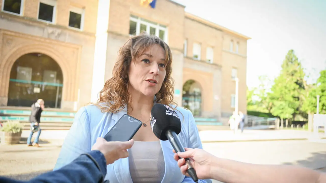 20260427 PSOE Noelia Herrero atiende a los medios de comunicaci&oacute;n