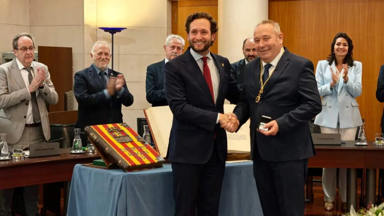 20260507 Isaac Claver junto a Javier Ferrer tras su toma de posesi&oacute;n
