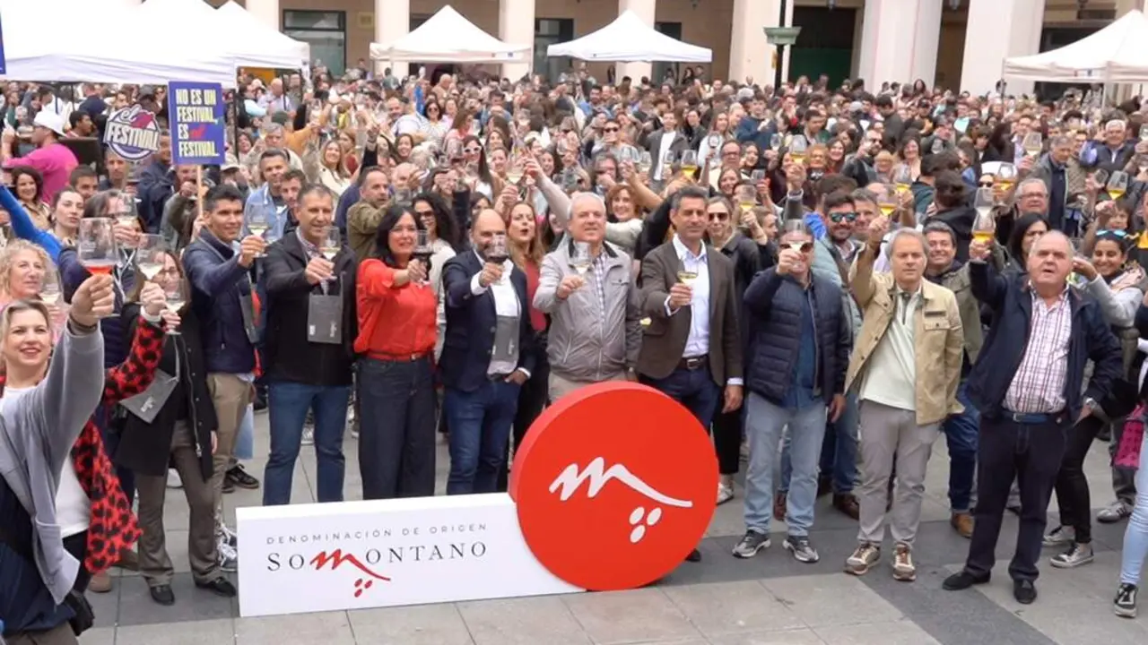20260510 SOmontano Brindis en la Plaza L&oacute;pez Allu&eacute; en Somontano en Ruta por el D&iacute;a Vino DO v2