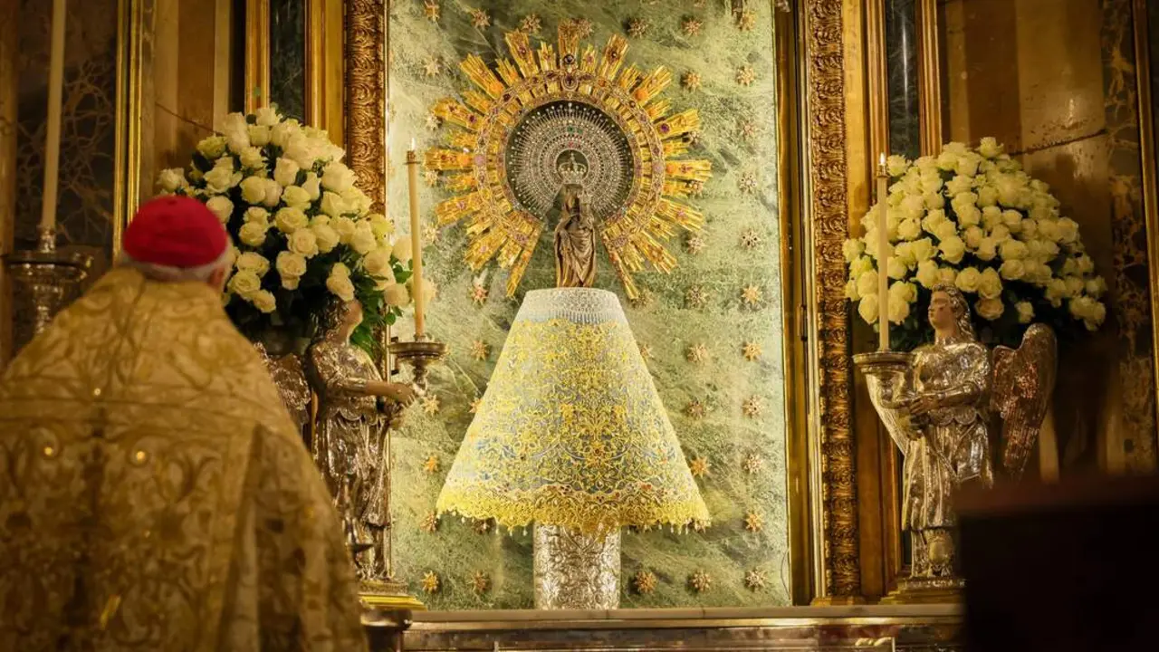 20260529 La Virgen del Pilar con el manto ofrecido por Fundaci&oacute;n Ibercaja por su 150 aniversario