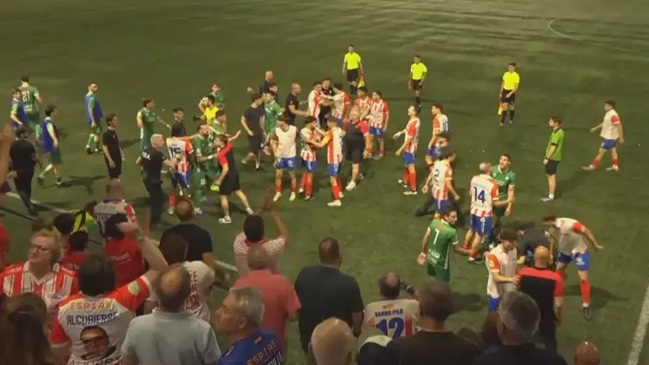 Momento de la tangana entre el Monzon y el Cuarte  Aragon Deporte