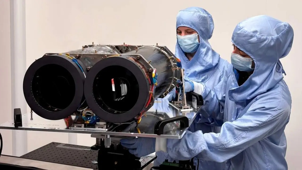 20260611 CEFCA Modelo de pruebas del instrumento binocular ARRAKIHS desarrollado por el equipo instrumental del AMC, con trabajadores de Satlantis, prime del instrumento. Credit_ Satlantis and AMC
