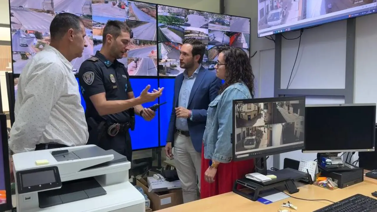 20260623 DPH Isaac Claver junto a la alcaldesa de Bin&eacute;far, Patricia Rivera, Sergio Serra, y el jefe de la polic&iacute;a local, Ignacio Pardos