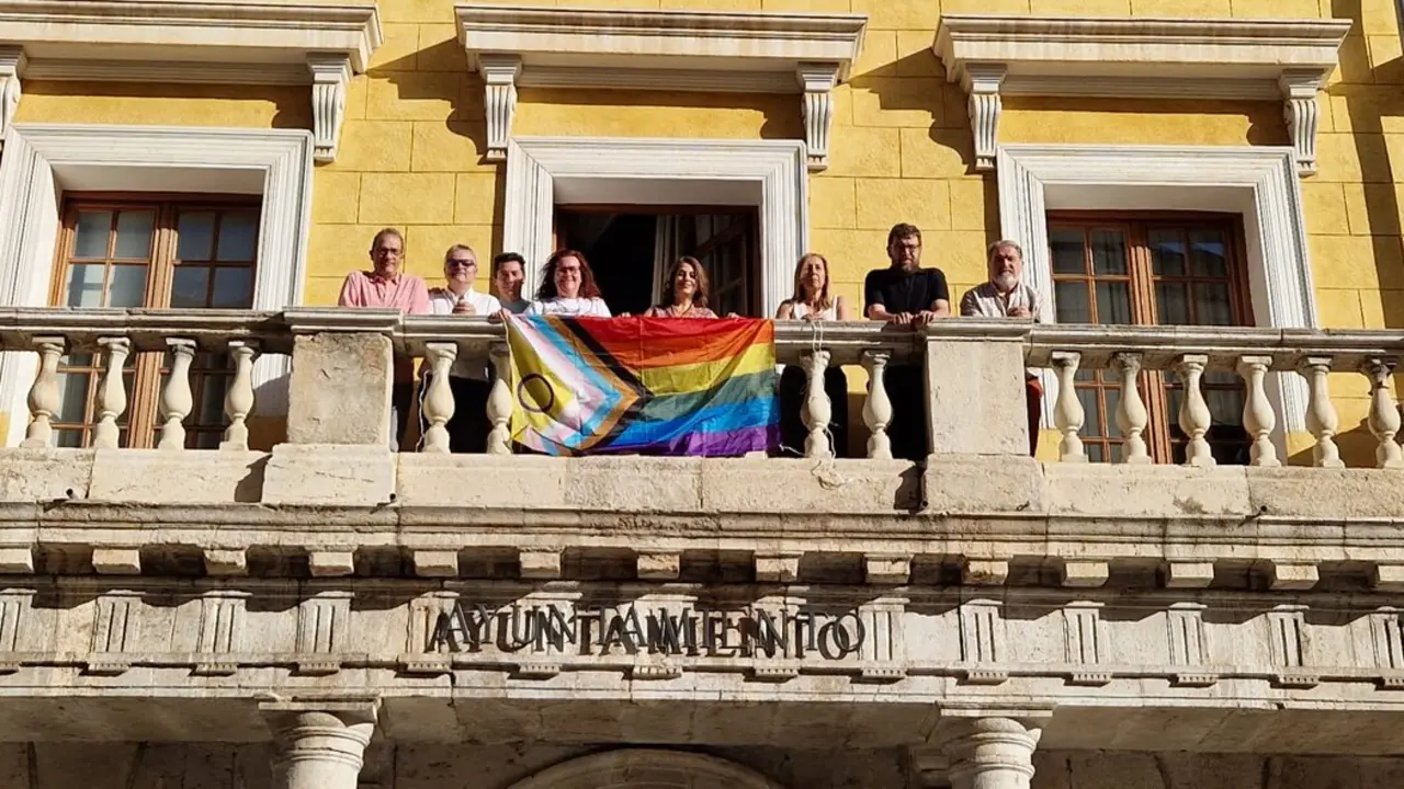 20260626 Teruel colocaci&oacute;n bandera semana orgullo 2026
