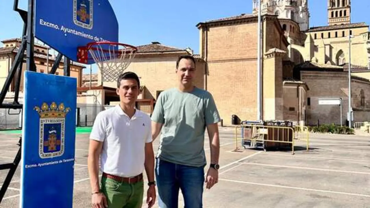 20260626 TArazona El concejal de Deportes, Pablo Escribano, y el presidente del Club Baloncesto Tarazona, Rub&eacute;n Dom&iacute;nguez en la esplanada de la Catedral