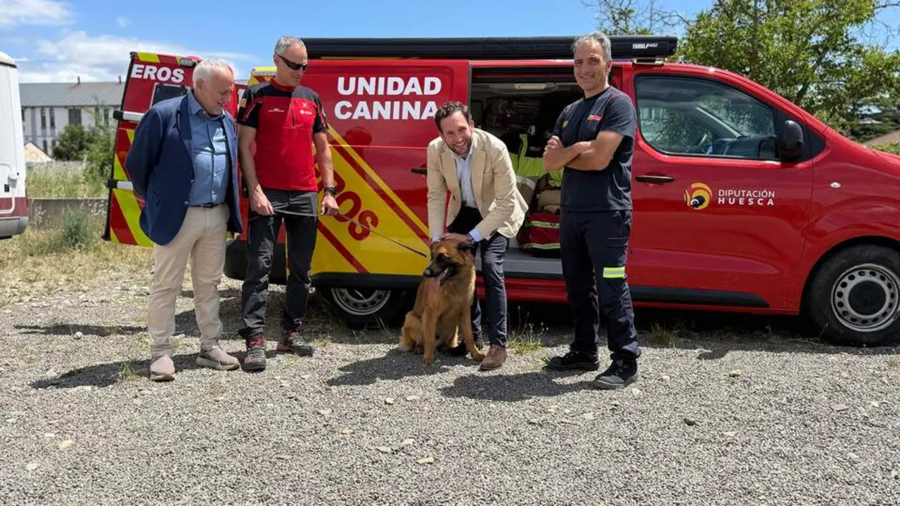 20260708 Javier Catal&aacute;n, Iv&aacute;n Gonz&aacute;lez, Isaac Claver y &Oacute;scar Aguarta junto al perro Garmo de bomberos de DPH