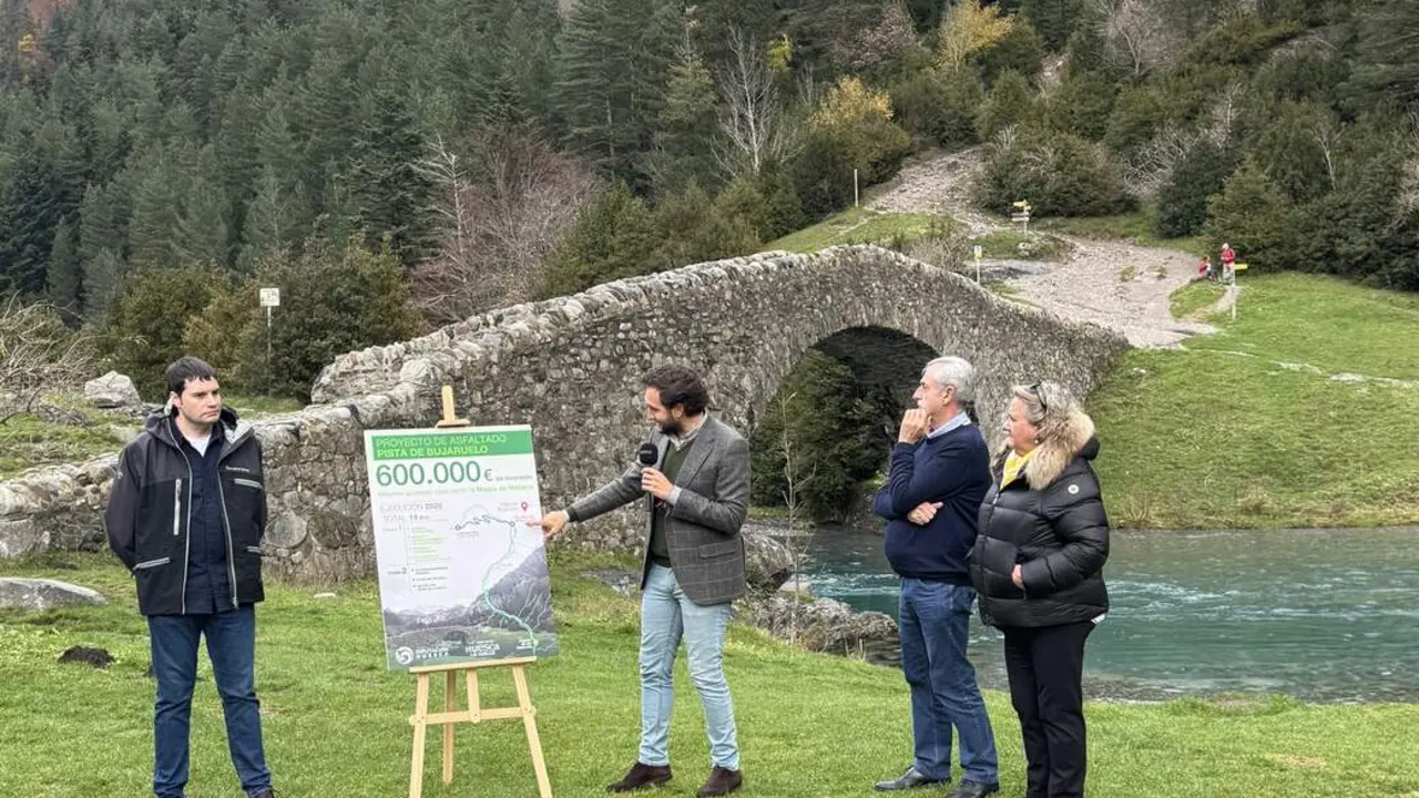 20260716 Momento del anuncio en 2024 con Claver y Besc&oacute;s, junto a los alcaldes de Torla y Broto